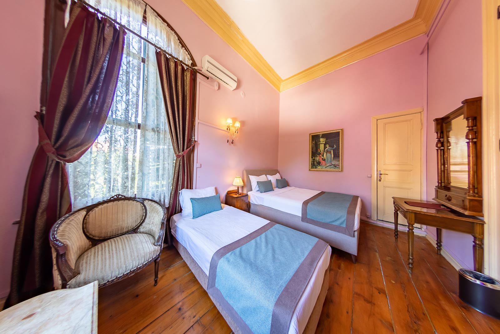Deluxe Bahçe Manzaralı 3 Kişilik Oda