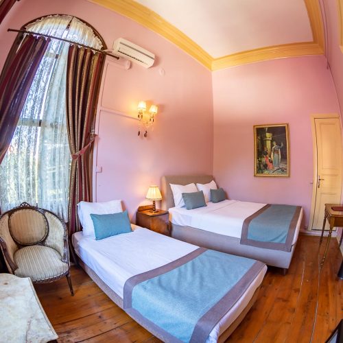 Deluxe Bahçe Manzaralı 3 Kişilik Oda