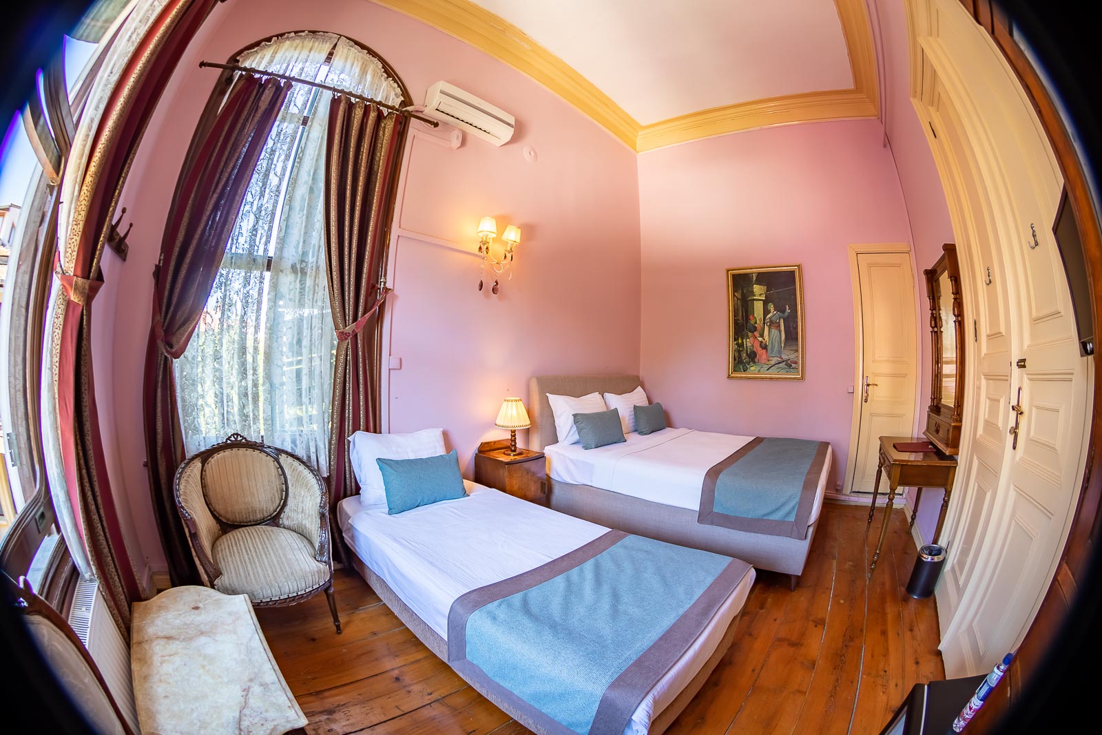 Deluxe Bahçe Manzaralı 3 Kişilik Oda